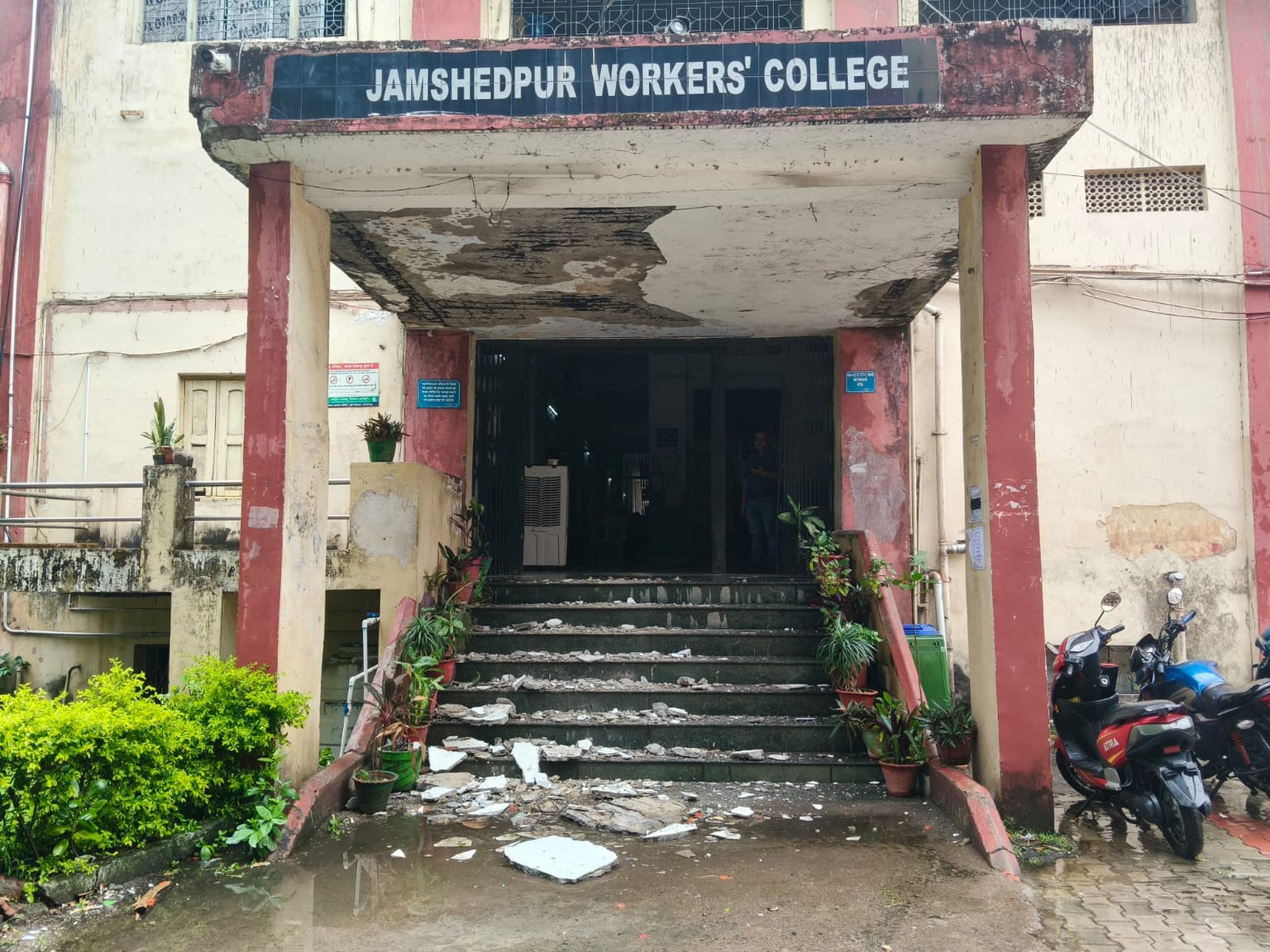 जमशेदपुर: वर्कर्स कॉलेज के मेन गेट का छज्जा गिरा, बड़ा हादसा टला