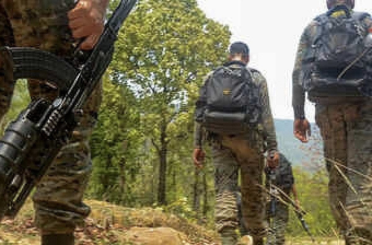 चाईबासा में बड़ी वारदात की तैयारी में थे नक्सली, सुरक्षाबलों ने जंगल से बरामद किया जखीरा