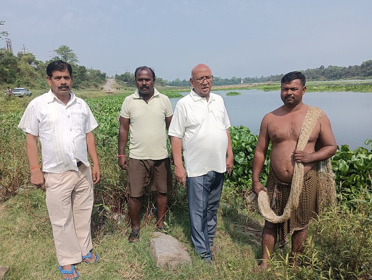 स्वर्णरेखा में फिर मौत का मंजर: जमशेदपुर में डोबो पुल के पास हजारों मछलियां मरी मिली