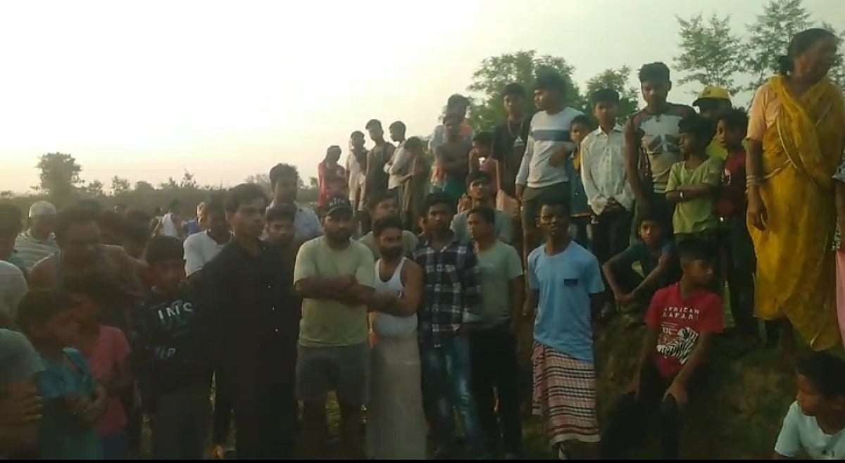 चांडिल में हाथी का कहर: हमले में अधेड़ की मौत, लोगों ने शव के साथ सड़क किया