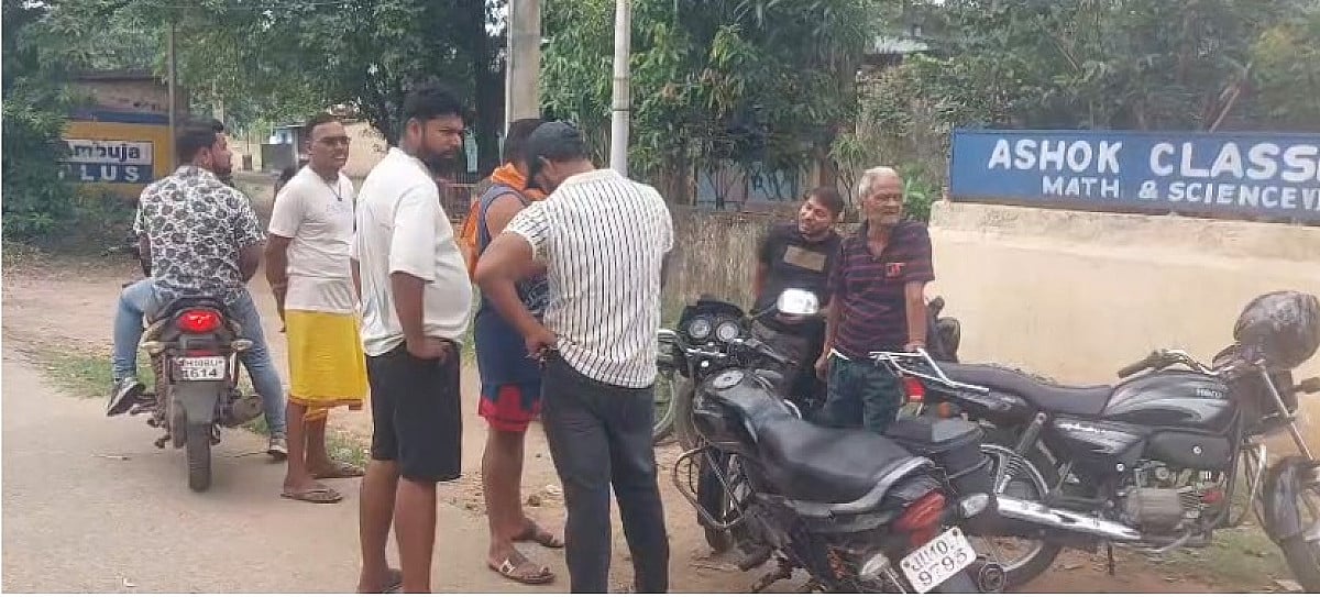 धनबाद में  टेलर ने टेम्पो को मारी जोरदार टक्कर, एक ही परिवार के पांच लोग घायल, एक की मौत
