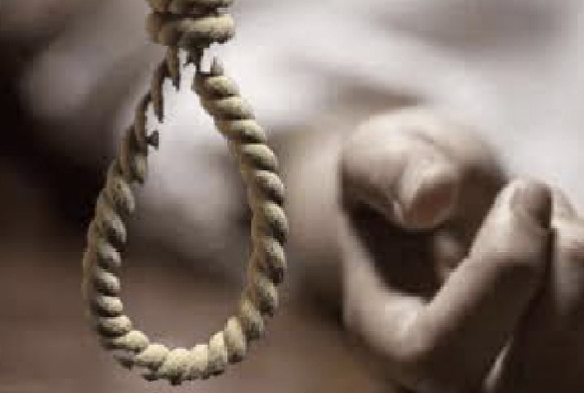 सरायकेला: माता-पिता गांव में, इधर घर में मिली बेटी की मिली लाश, जानिए पूरा मामला