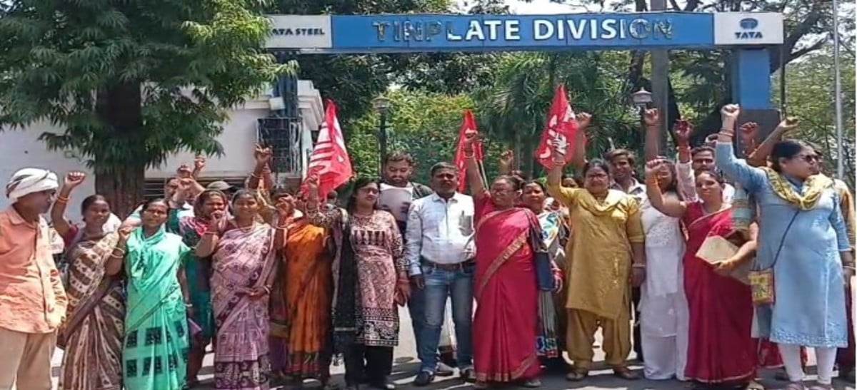 जमशेदपुर में ठेका मजदूरों का विरोध प्रदर्शन, टिनप्लेट कंपनी पर बिना नोटिस के हटाने का आरोप