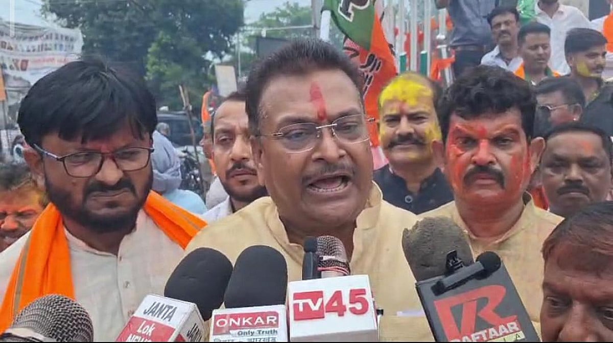 झारखंड में शुरू हुआ बंगाल का जश्न, BJP बढ़त पर रामगढ़ के सुभाष चौक पर उड़े रंग-गुलाल