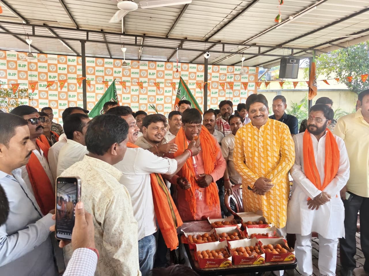बंगाल में भाजपा की जीत पर धनबाद में जश्न, सांसद कार्यालय में मनी होली -दिवाली!