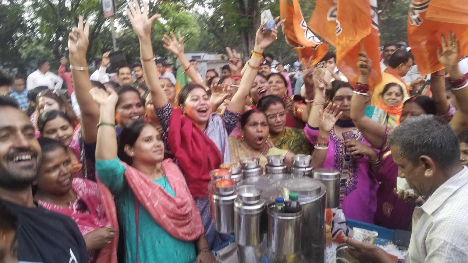 जमशेदपुर में भाजपा ने मनाया बंगाल में जीत का जश्न, छाया रहा झालमुड़ी