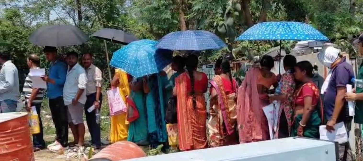 बिल सुधार कैंप बना औपचारिकता: घंटों लाइन में लगे ग्रामीण, समाधान की जगह मिल रही सिर्फ ‘रिसीविंग'