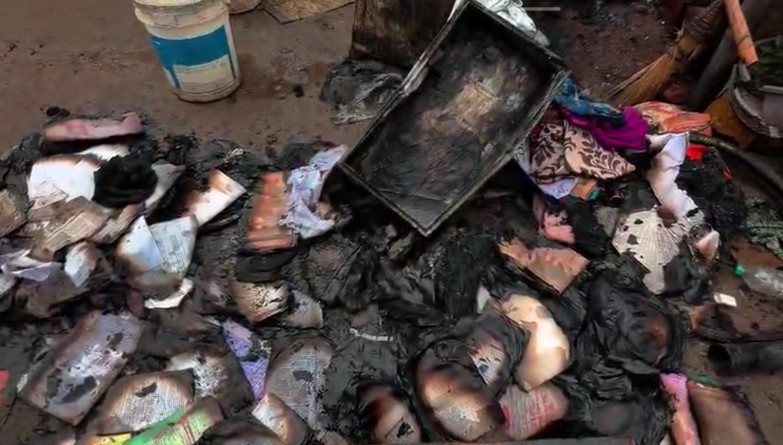 खूंटी में शॉर्ट सर्किट से लगी आग, तीन घर जलकर हुए खाक, लाखों की जमा पूंजी भी हुई राख