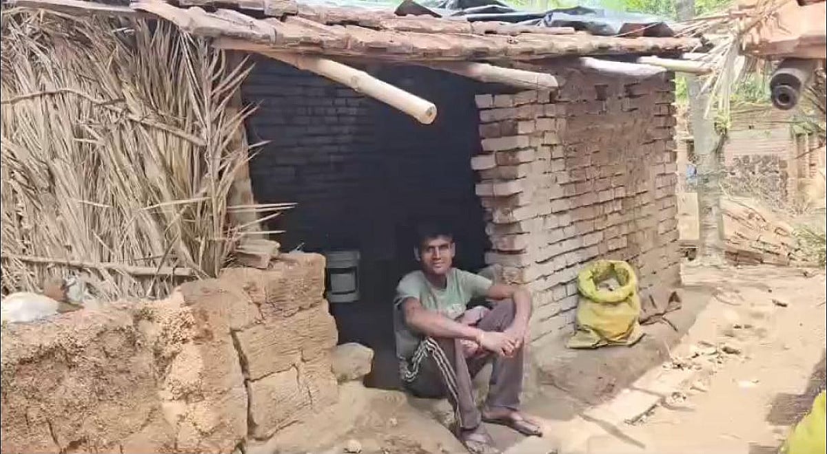 आवास योजना की धीमी रफ्तार से पाकुड़ के ग्रामीण परेशान, चार साल से सिर्फ फोटो खींच रहे अधिकारी