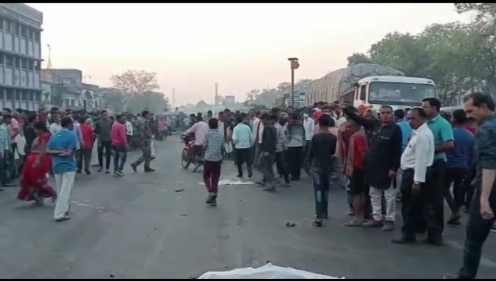 अज्ञात वाहन की चपेट में आने से बाइक सवार दंपति की मौके पर मौत, बच्चे की हालत गंभीर