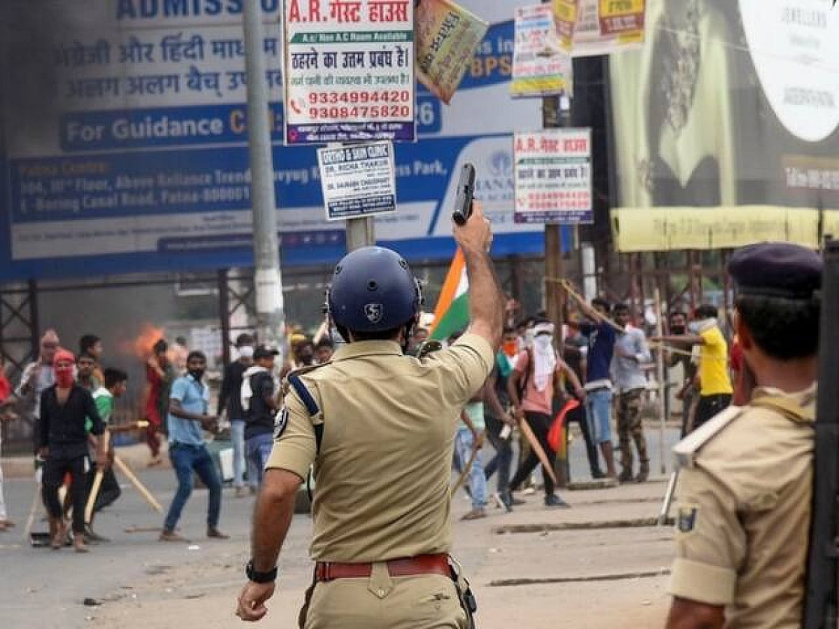 गिरिडीह में मुआवजे को लेकर बवाल, बीच सड़क शव रखकर प्रदर्शन कर रहे लोगों पर पुलिस ने किया लाठीचार्ज