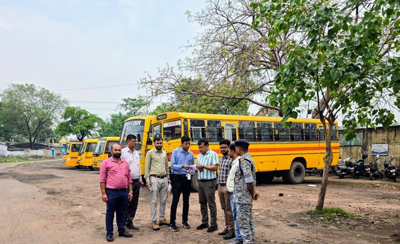 धनबाद:  अधिकारी सड़क पर उतरे तो खुली स्कूल बसों की पोल पट्टी, लाखों का लगा जुर्माना