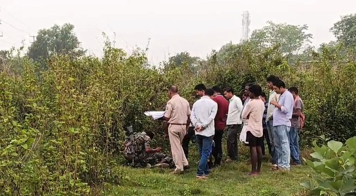 धनबाद : NH किनारे झाड़ियों में मिला अज्ञात युवक का शव, हाथ पर सांप काटने के निशान से रहस्य गहराया