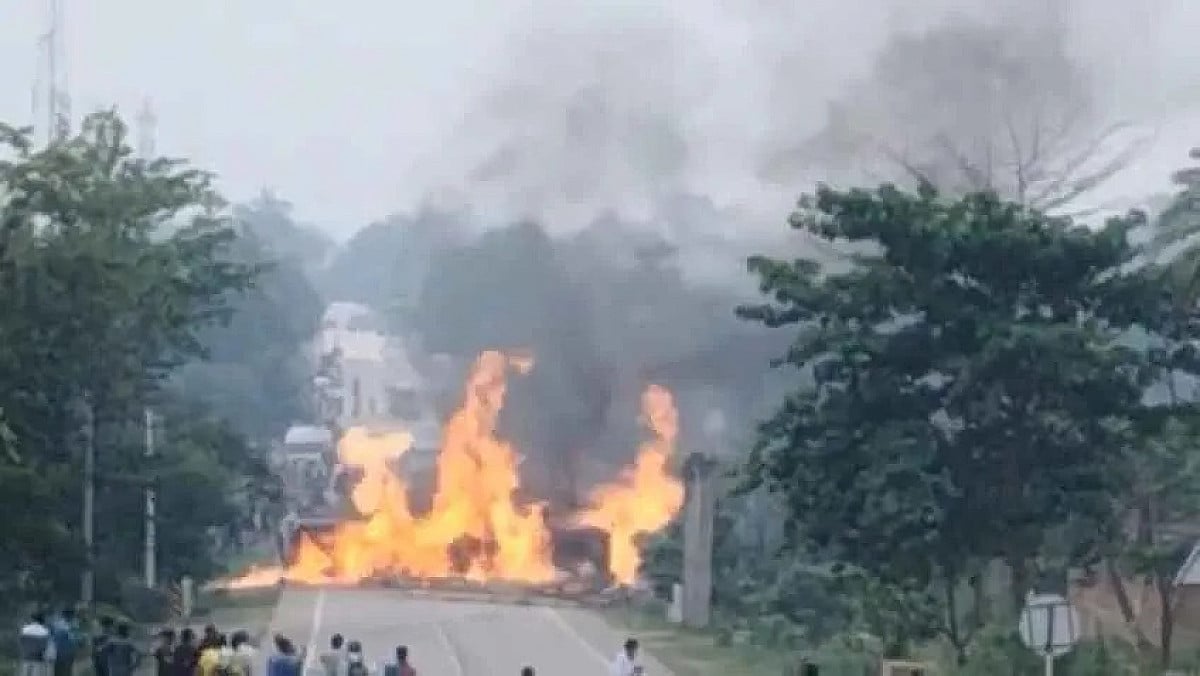 बोकारो: बीच सड़क चलती गैस टैंकर में लगी भीषण आग, NH-32 पर आवाग्मन बंद