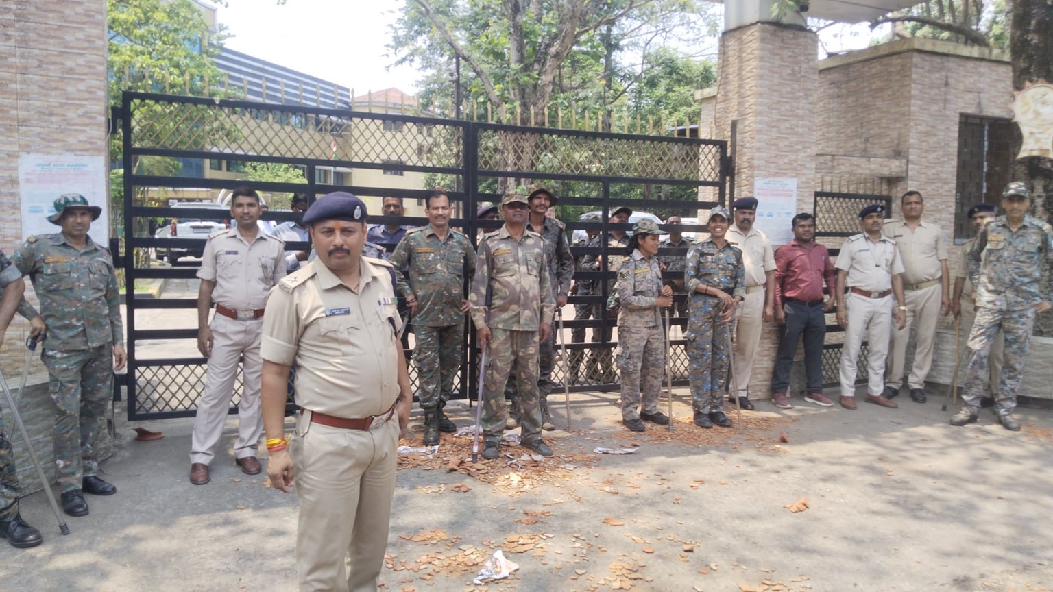जमशेदपुर में हाईवोल्टेज पॉलिटिक्स, डीसी ऑफिस पर पक्ष-विपक्ष का शक्ति प्रदर्शन