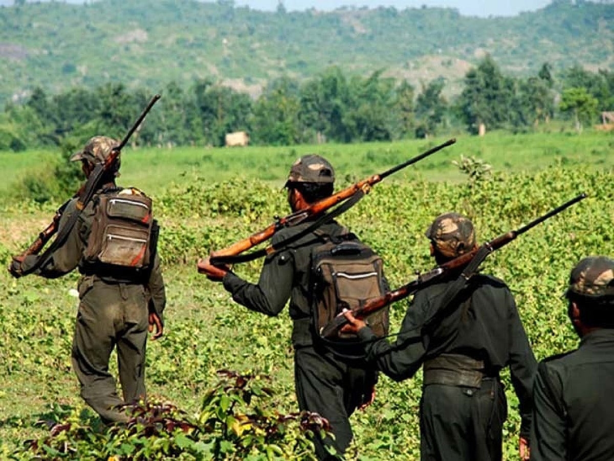 जंगल में चल रही थी बड़ी साजिश! PLFI के तीन उग्रवादी गिरफ्तार, हथियार और लेवी के पर्चे बरामद