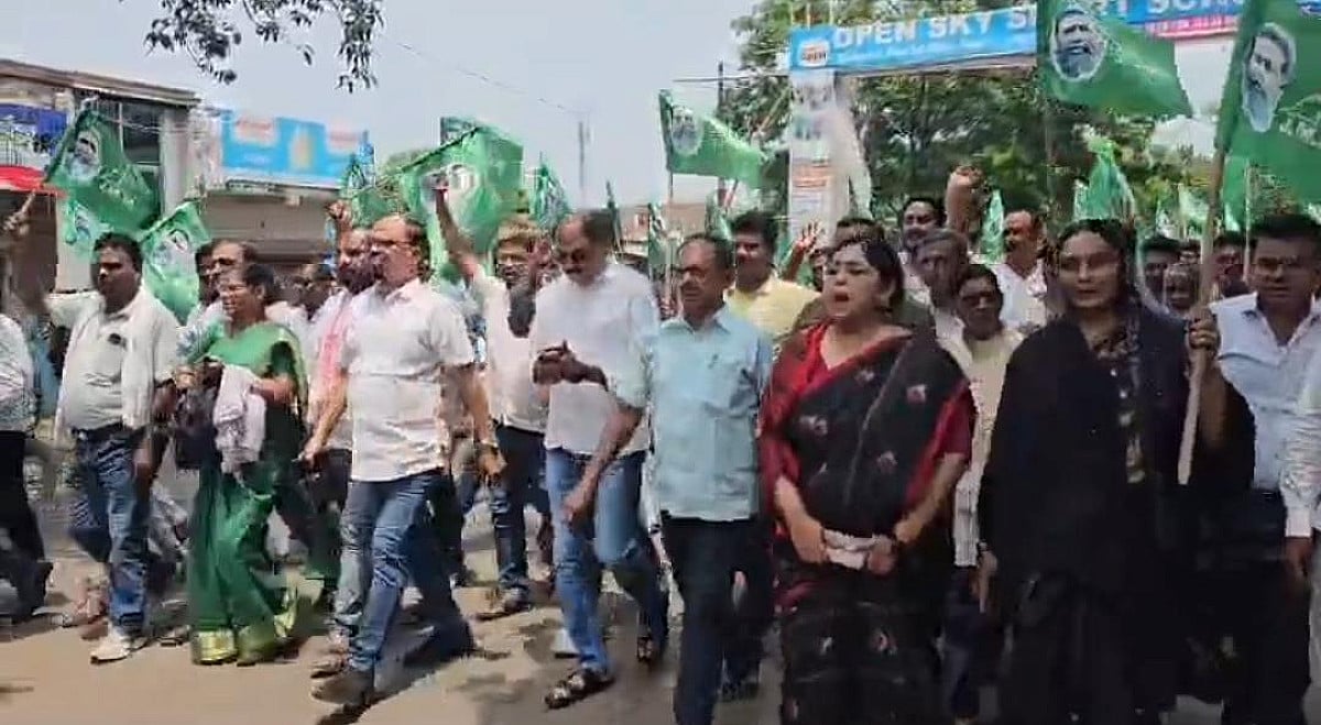 पाकुड़ में झामुमो का एक दिवसीय धरना, महंगाई और गैस-पेट्रोल की कीमतों को लेकर केंद्र सरकार पर हमला