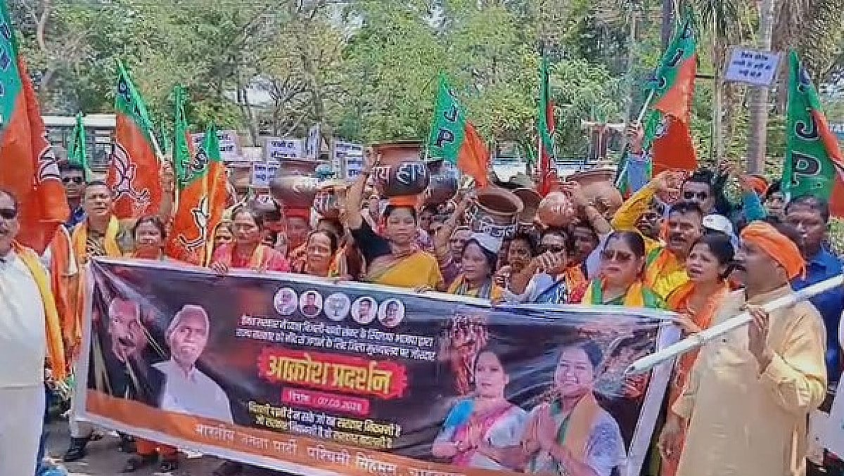 चाईबासा में बिजली–पानी संकट पर भाजपा का हल्ला बोल, खाली बर्तन लेकर निकली रैली, समाहरणालय के बाहर जोरदार प्रदर्शन