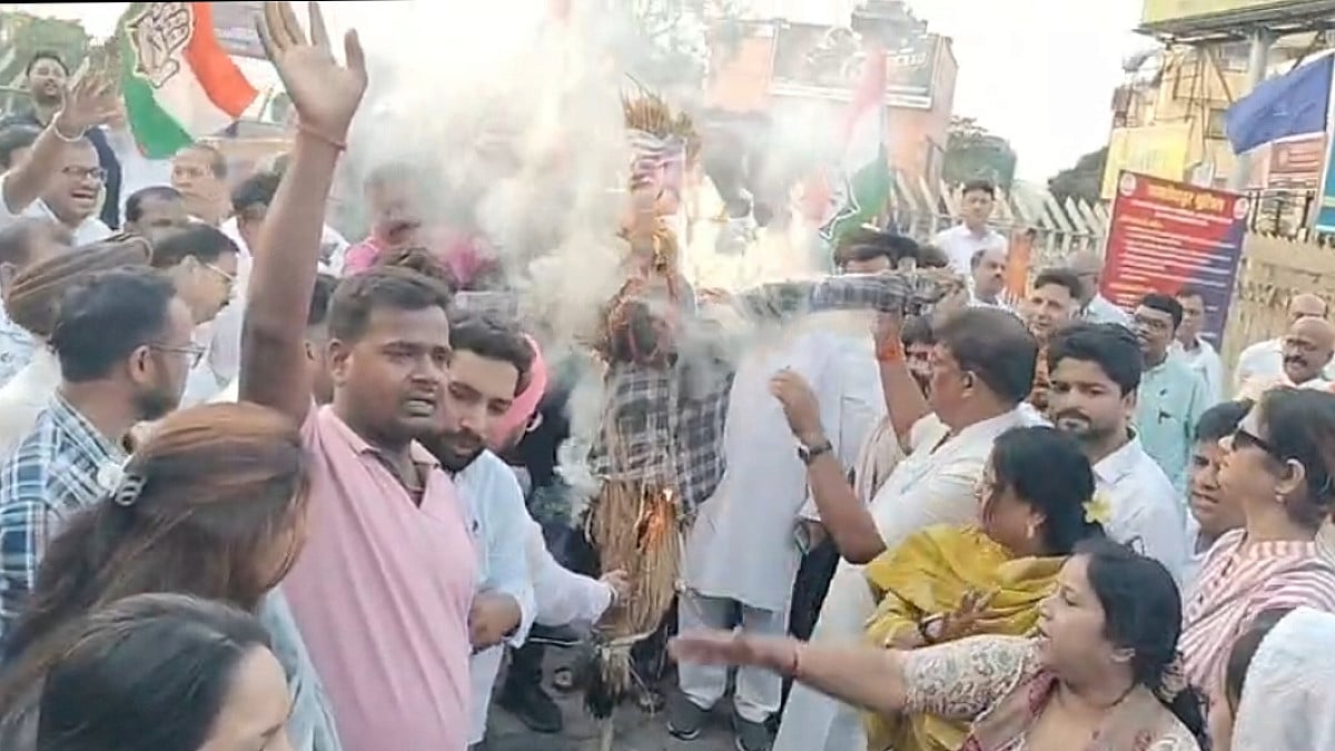 जमशेदपुर: साकची में कांग्रेस का उग्र प्रदर्शन, बंगाल हिंसा के विरोध में फूंका पीएम और गृह मंत्री का पुतला