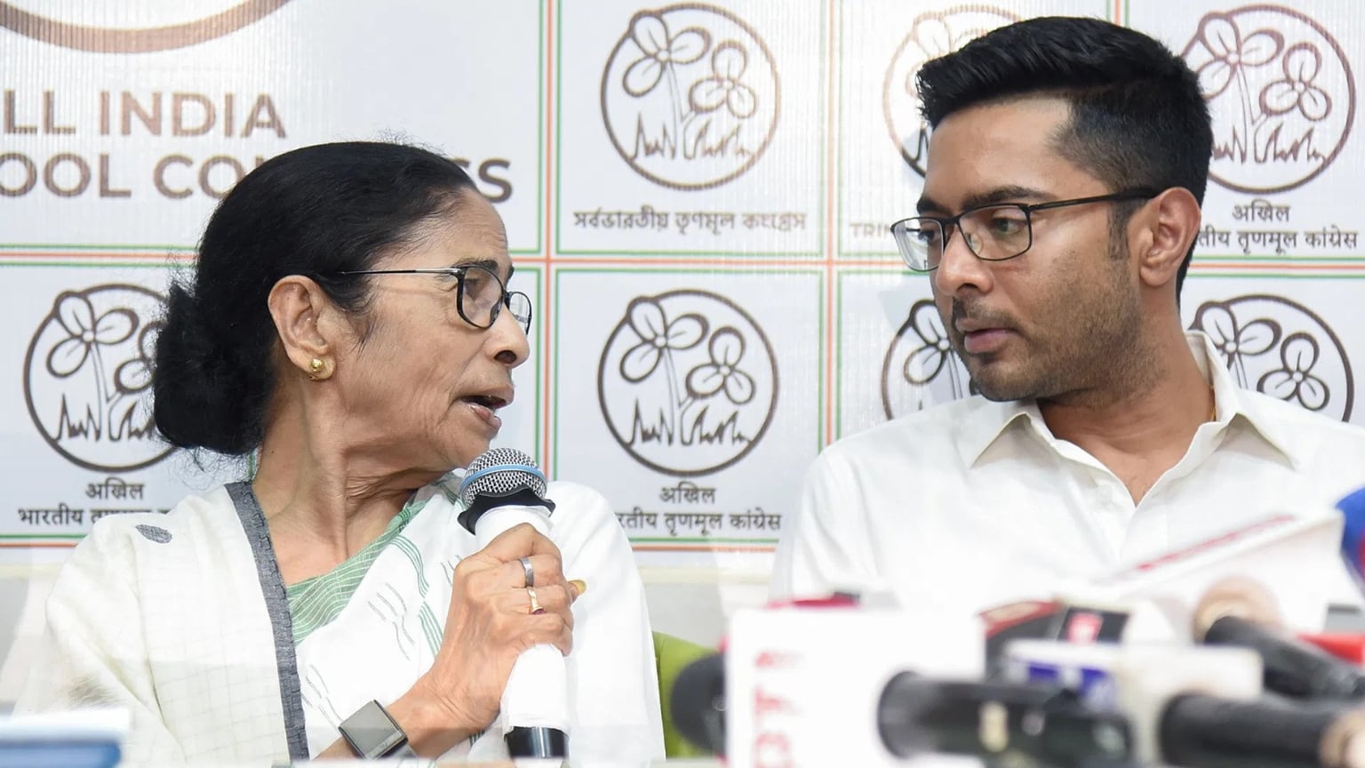 बंगाल चुनाव 2026: ममता बनर्जी को पार्टी के भीतर से ही क्यों मिलने लगी चुनौती, अभिषेक क्यों निशाने पर