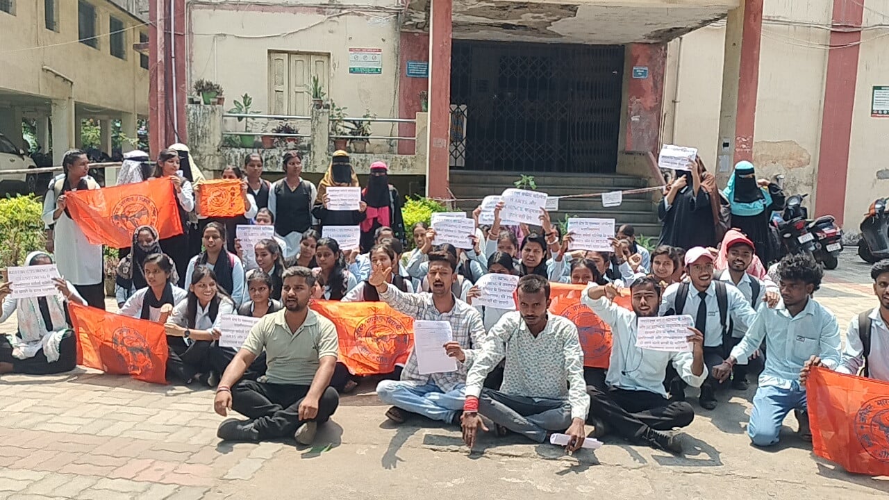 जमशेदपुर: वर्कर्स कॉलेज में कला और विज्ञान संकाय हटाने के फैसले पर भड़के छात्र, ABVP ने किया विरोध प्रदर्शन