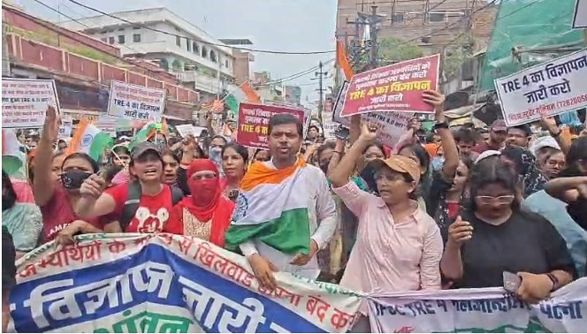TRE-4 अभ्यर्थियों पर पटना में लाठीचार्ज, विज्ञापन जारी करने की मांग को लेकर सड़क पर उतरे हजारों छात्र