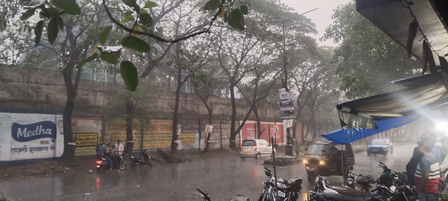 जमशेदपुर में मूसलाधार बारिश से बदला मौसम का मिजाज, लोगों को गर्मी से मिली राहत