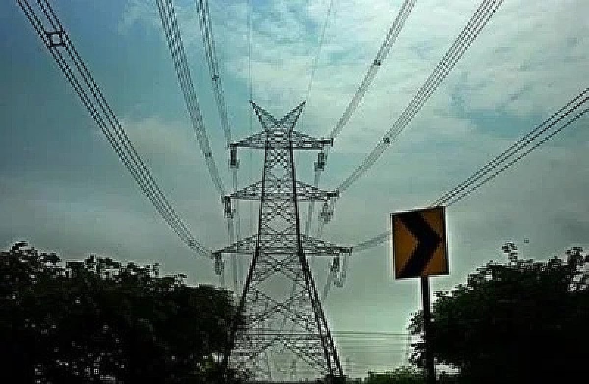 पलामू : बारात की खुशी मातम में बदली! बस की छत पर बैठे 4 युवक हाई वोल्टेज तार की चपेट में झुलसे