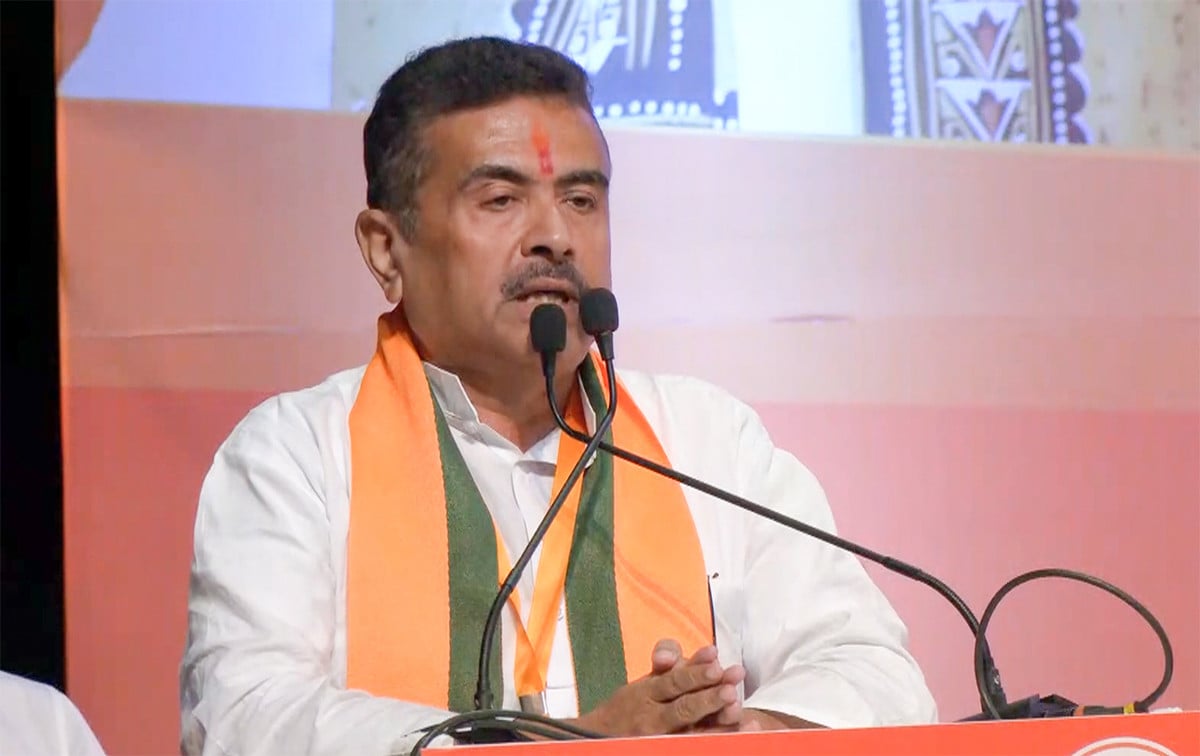 शुभेंदु अधिकारी के शपथ ग्रहण में पहुंचे PM मोदी, सियासी हलचल तेज