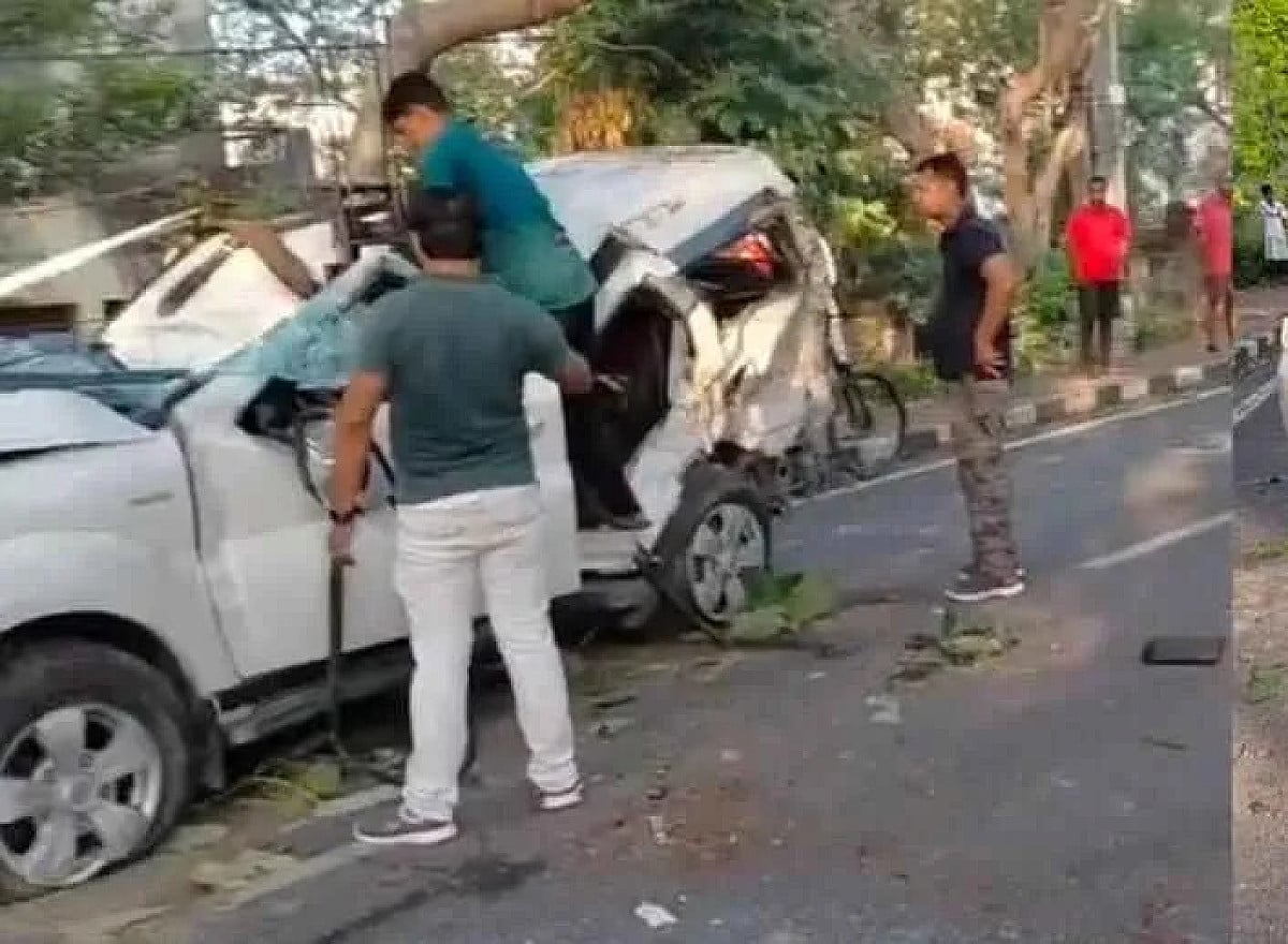 शादी की खुशियां मातम में बदलीं, लोहरदगा में डिवाइडर से होकर पेड़ से टकराई सफारी, एक की मौत, पांच घायल