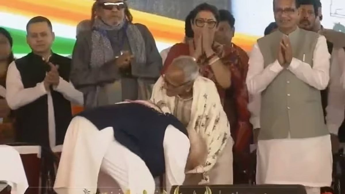 कौन है 90 साल के बुजुर्ग,जिन्हें पीएम ने देखते पैर छू कर लिया आशीर्वाद,सोशल मीडिया पर छाई तस्वीर