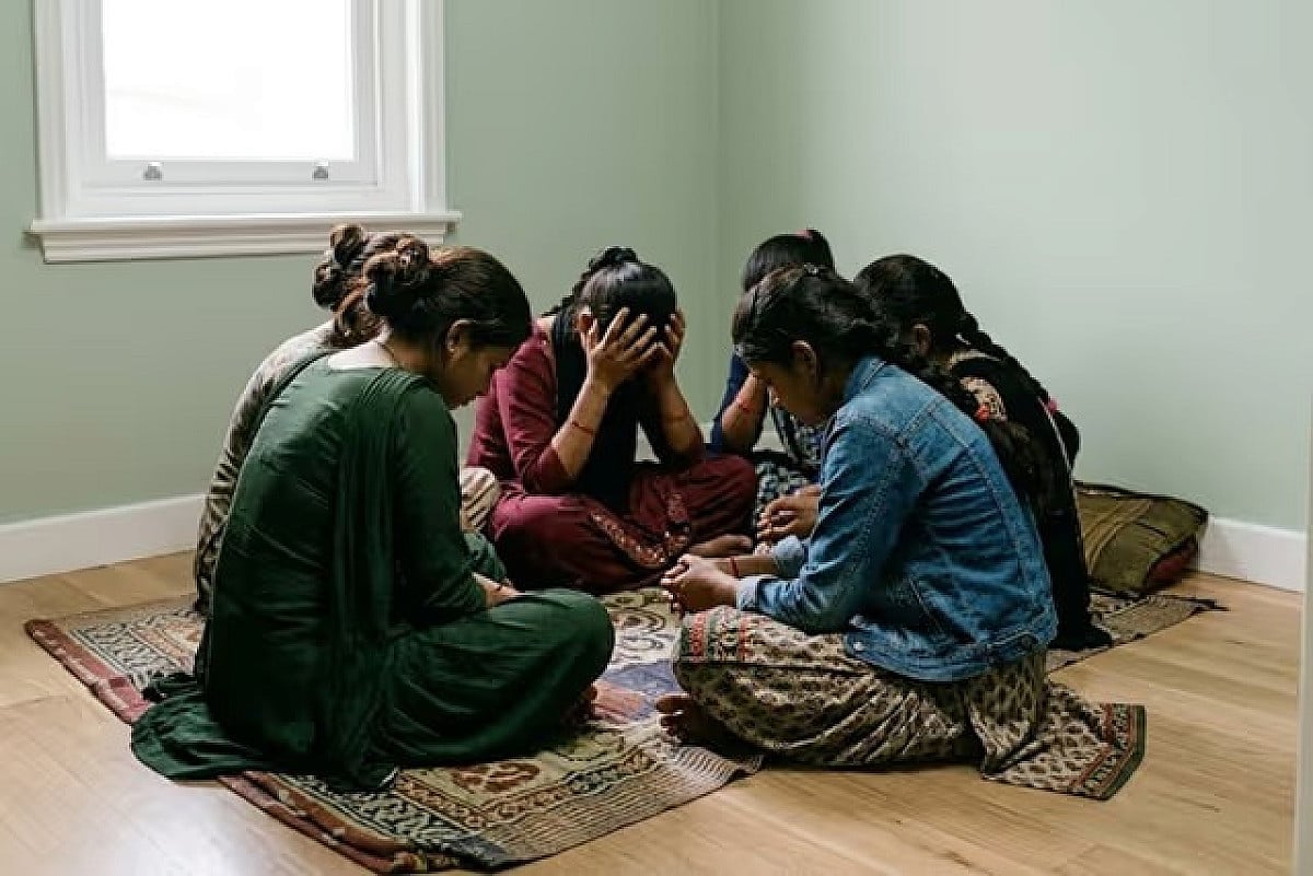 गढ़वा में नौकरी दिलाने के नाम पर ठगी, बहला-फुसलाकर छत्तीसगढ़ की 35 युवतियों को बनाया बंधक