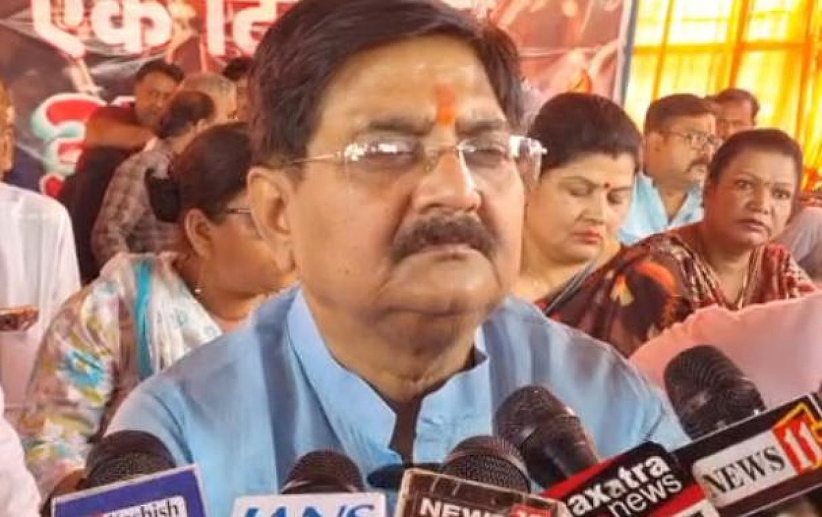 धनबाद–बोकारो सड़क को लेकर गरमाई राजनीति, विधायक राज सिन्हा का अनशन शुरू