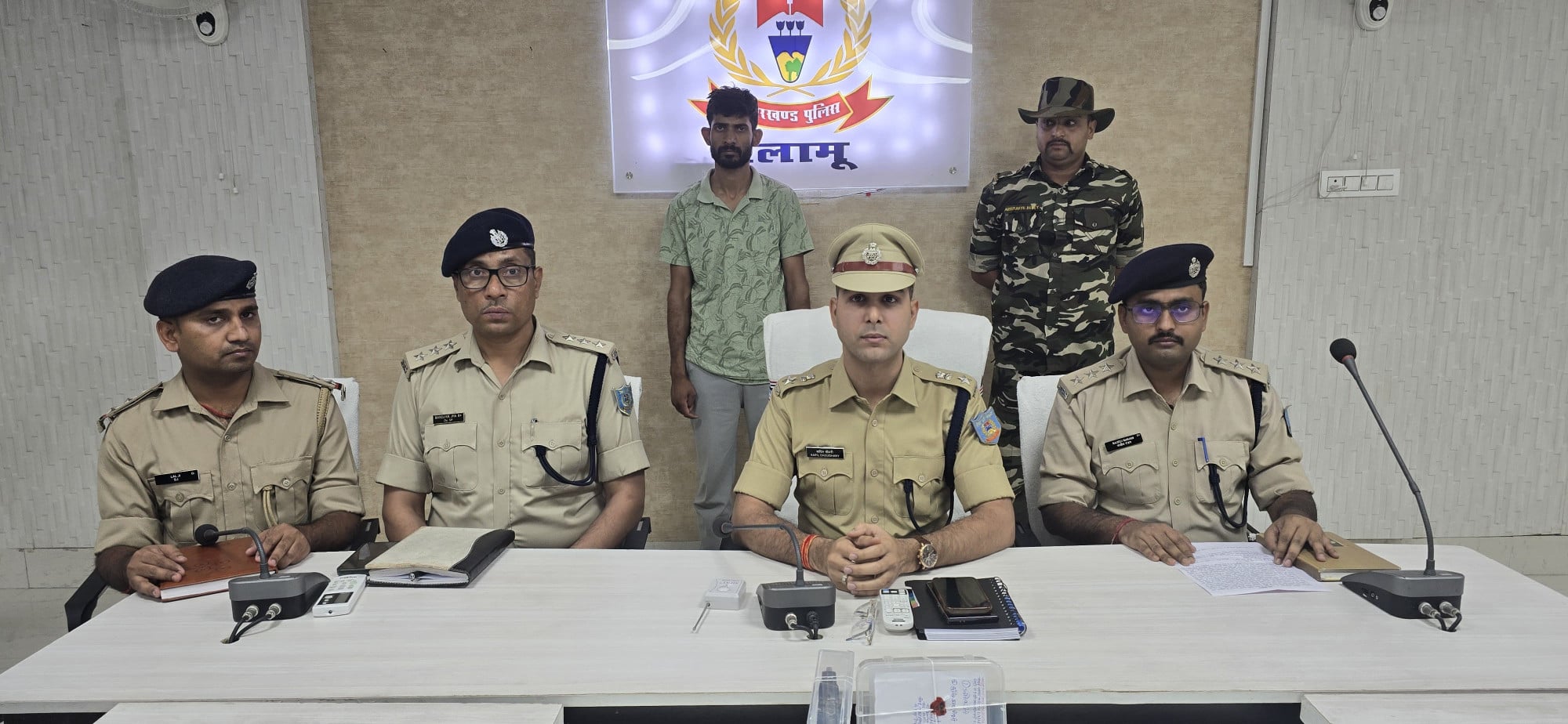 पलामू: पुलिस जवान को गोली मारने वाला आरोपी गिरफ्तार, पिस्टल और बुलेट बरामद