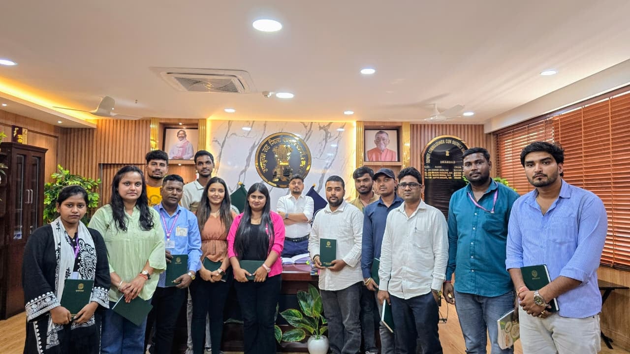 मास कम्युनिकेशन कर रहे छात्र -छात्राओं ने लिए डीसी से टिप्स, बताये अपने अनुभव