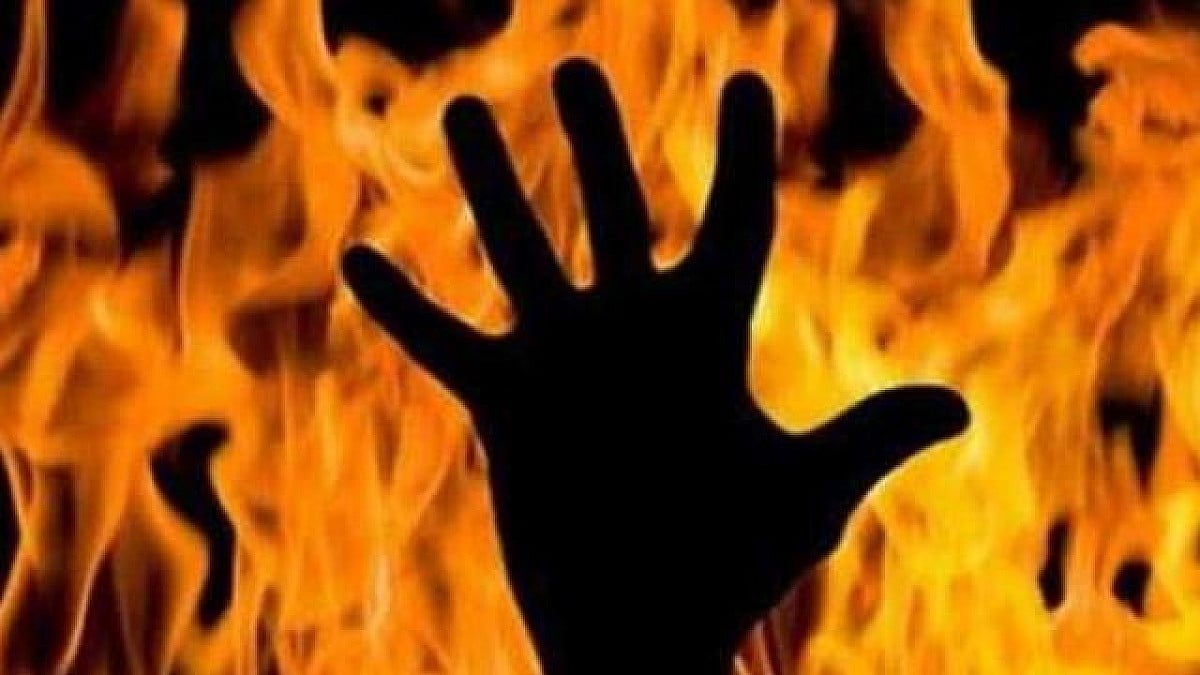 पलामू : बारात में शामिल होने के लिए घर से निकला युवक, तभी रास्ते में पहले कुचला सिर, फिर पेट्रोल डाल कर लगा दी आग