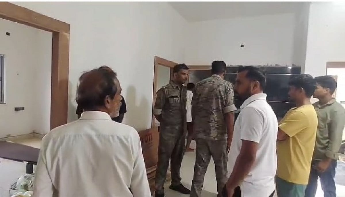 पाकुड़ में बंद घर को चोरों ने बनाया निशाना, अलमारी तोड़ उड़ा ले गए लाखों रुपये