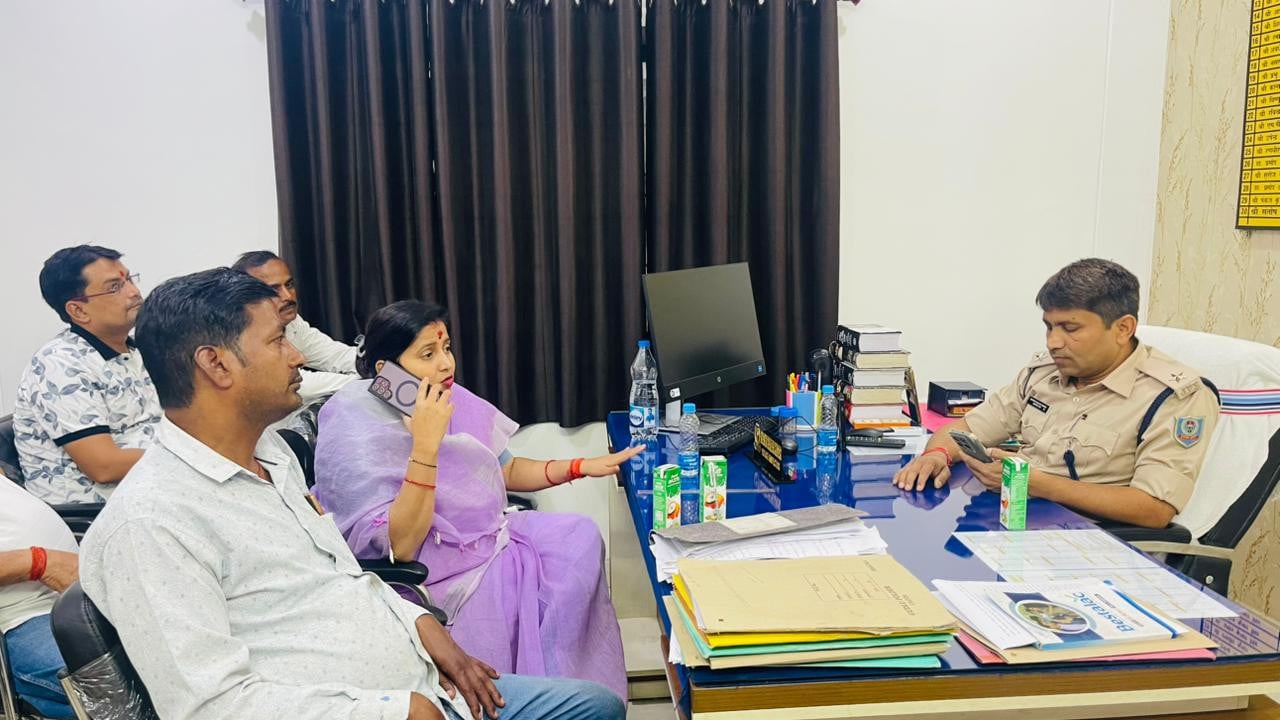 पानी टैंकर को लेकर अचानक गरमाई झरिया की राजनीति,विधायक थाना पहुंची तो क्या हुआ,पढ़िए