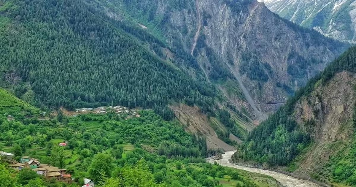 हिमाचल प्रदेश के चंबा में सड़क हादसा, 150 फीट गहरी खाई में गिरा ट्रैवलर, 6 पर्यटकों की मौत, 4 घायल