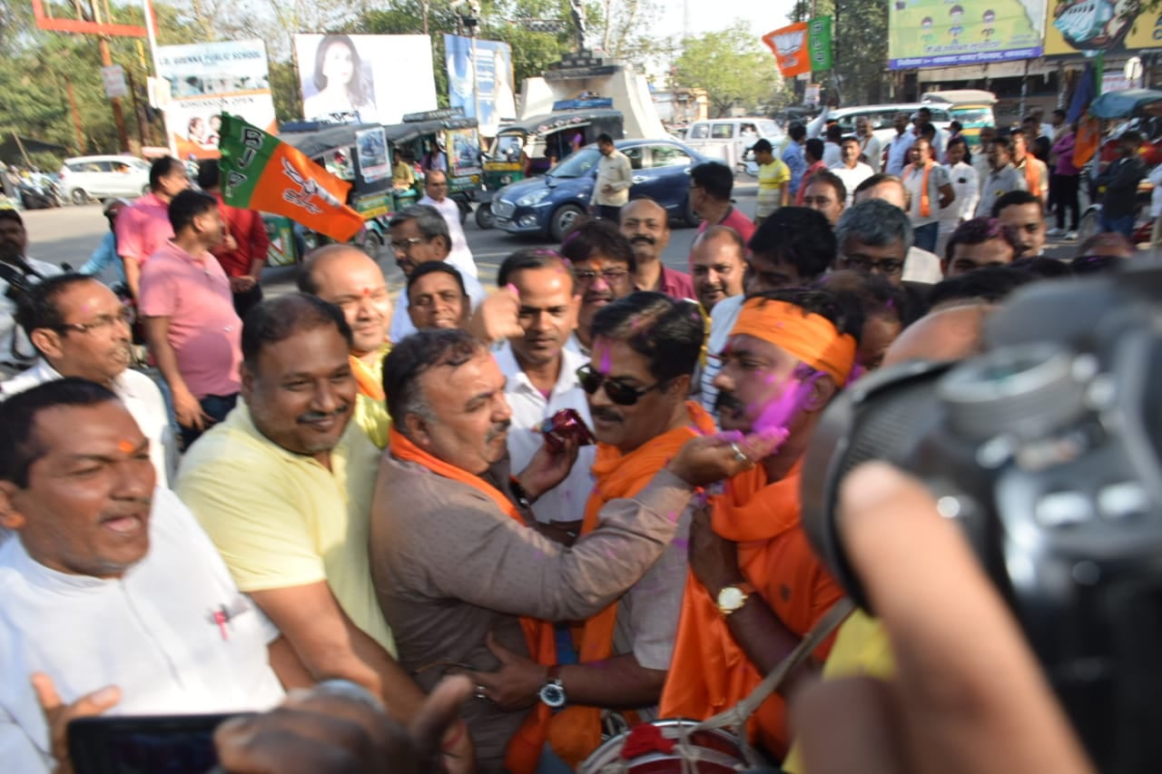 रंग उड़ा कर बोले कार्यकर्ता, यह तो ट्रेलर है, 2024 में पूरी फिल्म दिखेगी