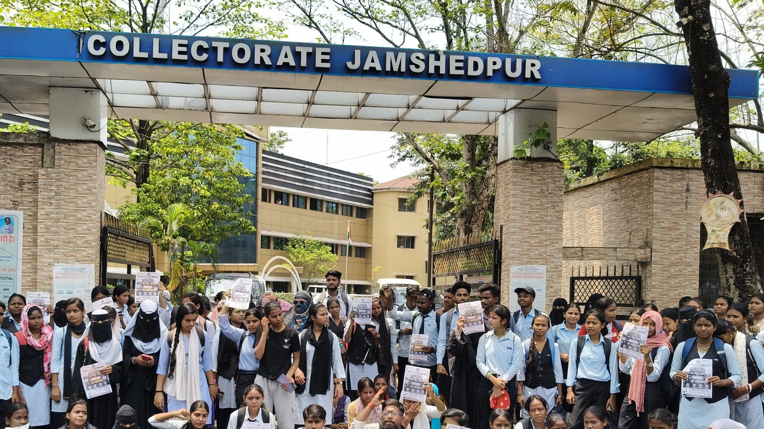 जमशेदपुर: आर्ट्स- साइंस की पढ़ाई बंद होने के विरोध में सड़क पर उतरे छात्र, सीएम का पुतला फूंका