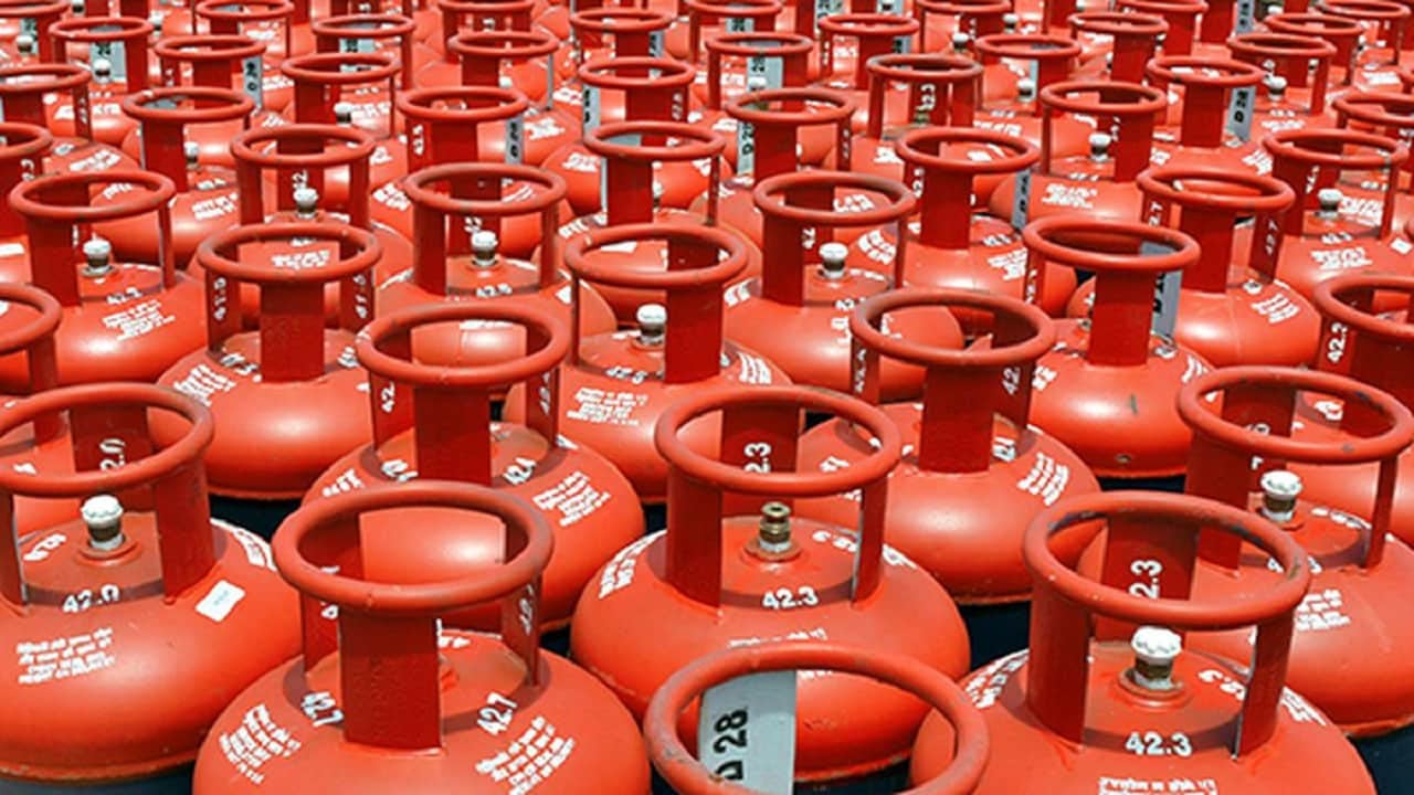 LPG यूजर्स ध्यान दें: मोबाइल पर आया ये SMS तो बंद हो सकती है गैस सब्सिडी, तुरंत अपडेट करें ये डिटेल