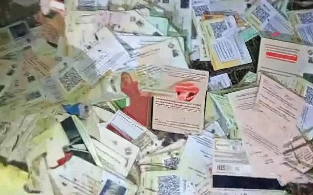 बोकारो के जंगल में मिले सरकारी दस्तावेज! भारी मात्रा में वोटर आईडी, पैन और एटीएम कार्ड बरामद