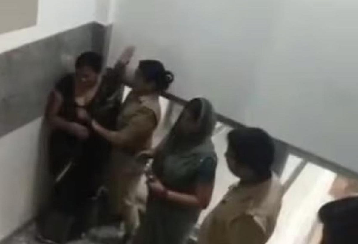 अस्पताल में महिलाओं संग बदसलूकी, पहले मारा थप्पड़, फिर घसीटकर बाहर ले गई पुलिस, देखिए
