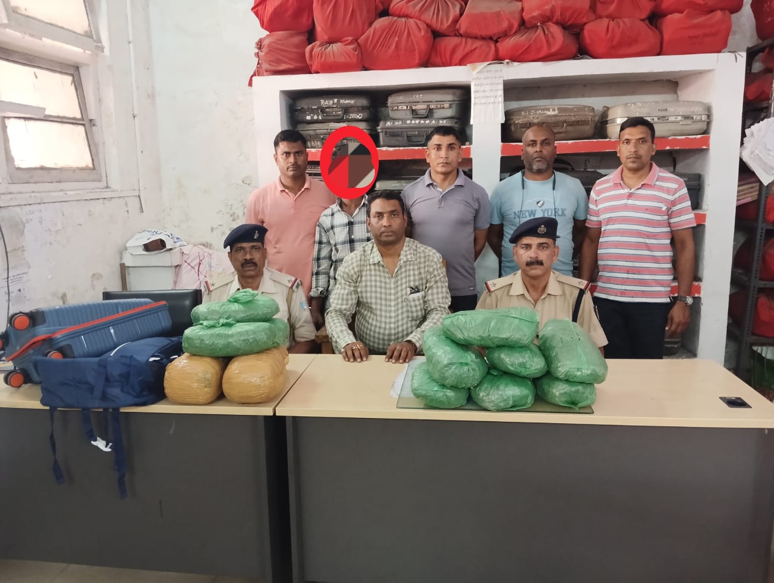 टाटानगर स्टेशन पर नशा तस्करी पर बड़ी कार्रवाई, 15 किलो गांजा के साथ युवक गिरफ्तार
