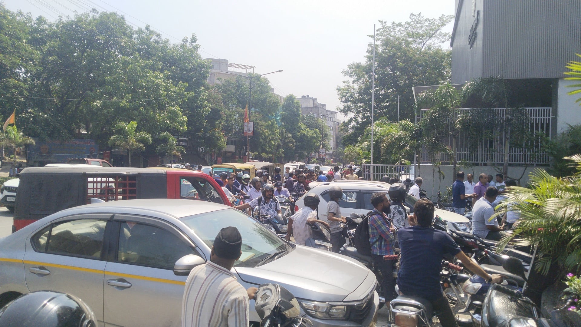 पैनिक में शहर ने एक दिन में खरीदा 3 लाख लीटर ईंधन, अब पुलिस तैनाती की मांग