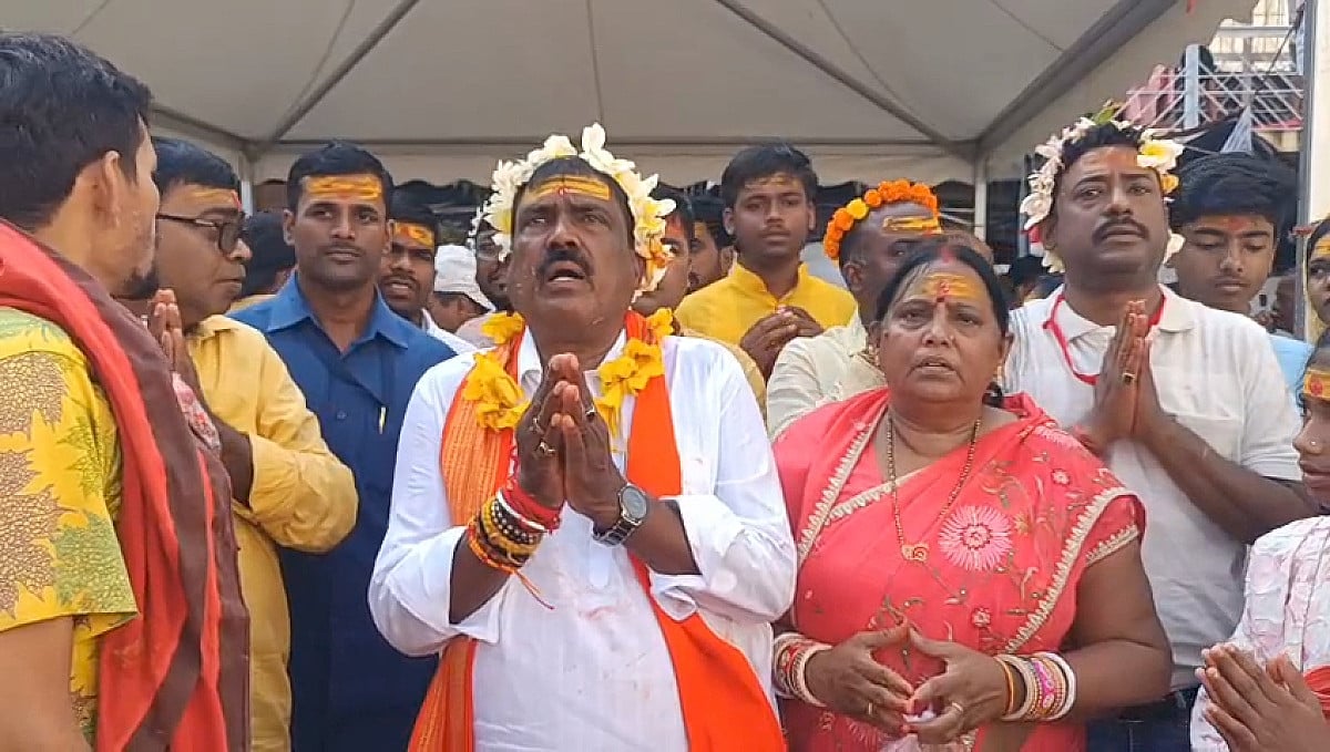 बिहार के पर्यटन मंत्री केदार गुप्ता सपरिवार पहुंचे देवघर बाबा मंदिर, भोलेनाथ से की ये कामना