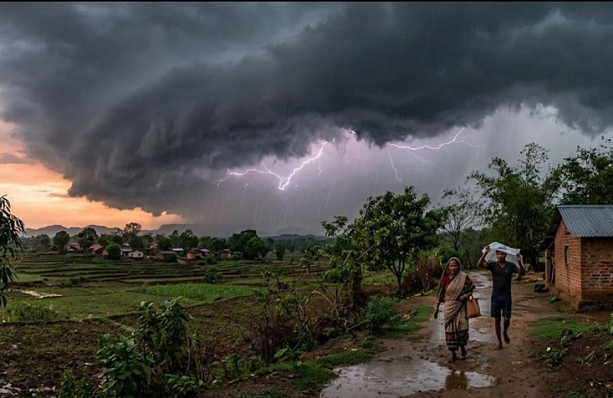 झारखंड में मौसम का डबल अटैक! कहीं आंधी-बारिश तो कहीं हीट वेब से लोग बेहाल