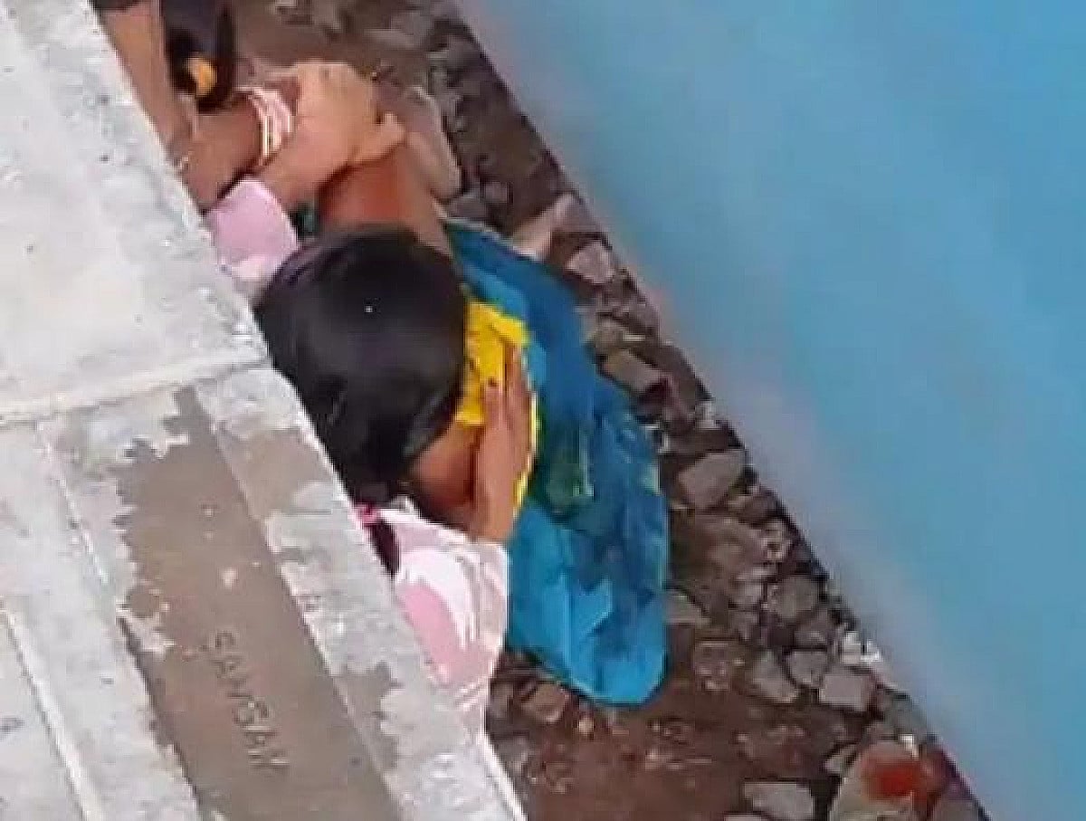 बाप रे!  बच्चे को लेकर चिपकी रही माँ और ऊपर से गुजर गई ट्रेन, फिर जो हुआ देखिए