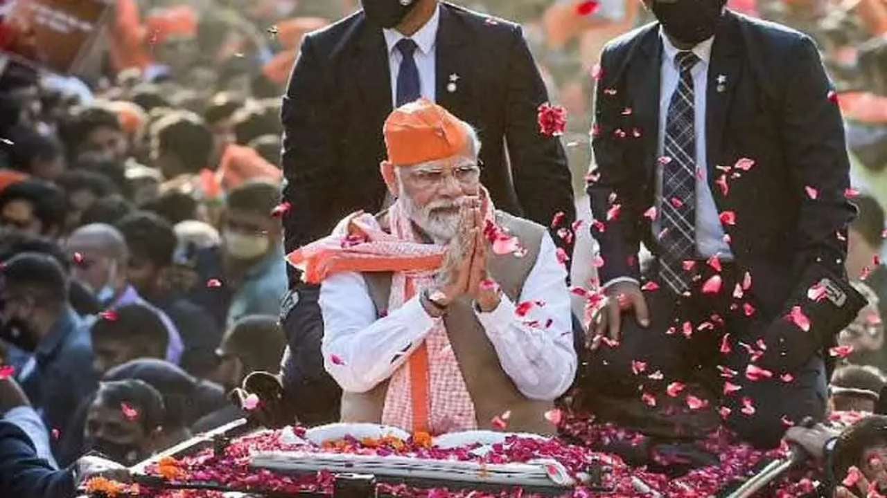 पीएम मोदी ने गुजरात में किया रोड शो, प्रधानमंत्री को देखने उमड़ी लोगों कई भारी भीड़